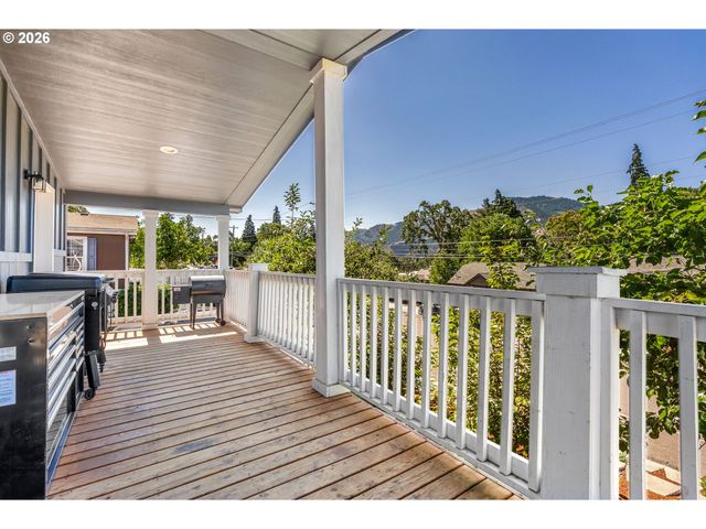 308 E HUMBOLDT St, Bingen, WA 98605