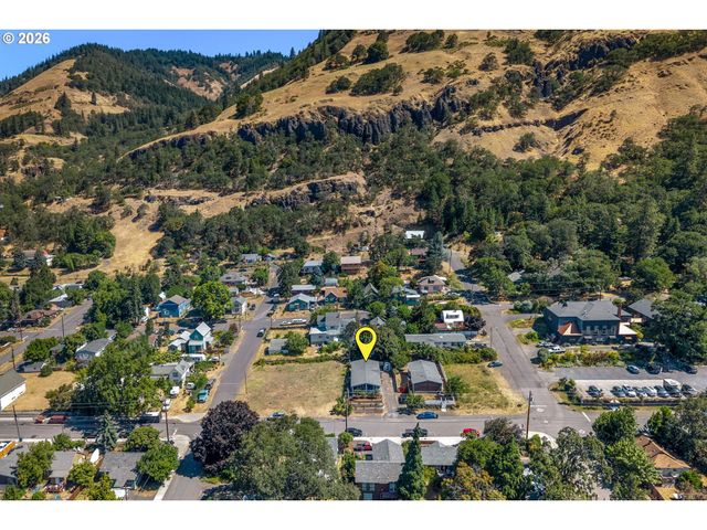 308 E HUMBOLDT St, Bingen, WA 98605