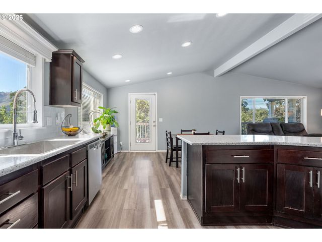 308 E HUMBOLDT St, Bingen, WA 98605