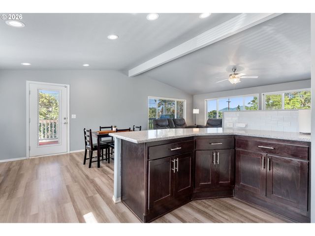 308 E HUMBOLDT St, Bingen, WA 98605