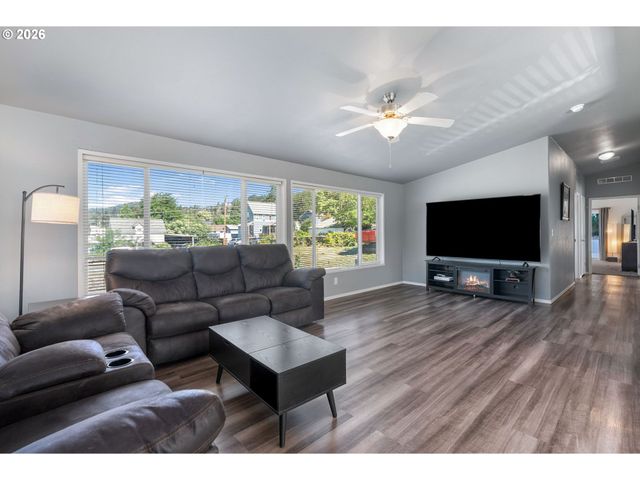 308 E HUMBOLDT St, Bingen, WA 98605