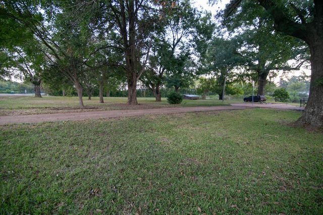 306 NW Third St, Mount Enterprise, TX 75681