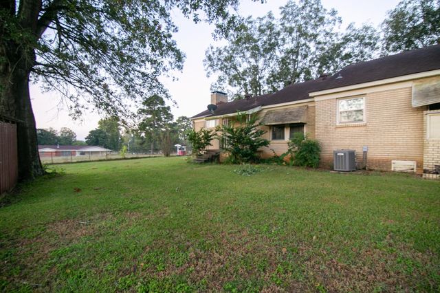 306 NW Third St, Mount Enterprise, TX 75681