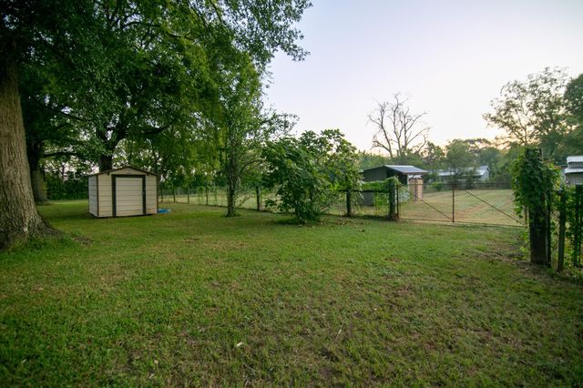 306 NW Third St, Mount Enterprise, TX 75681