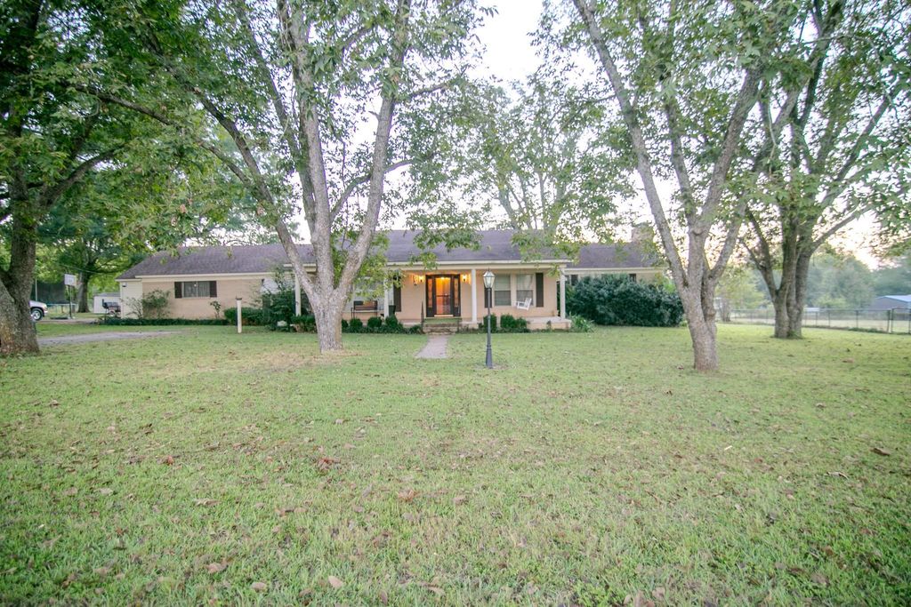 306 NW Third St, Mount Enterprise, TX 75681