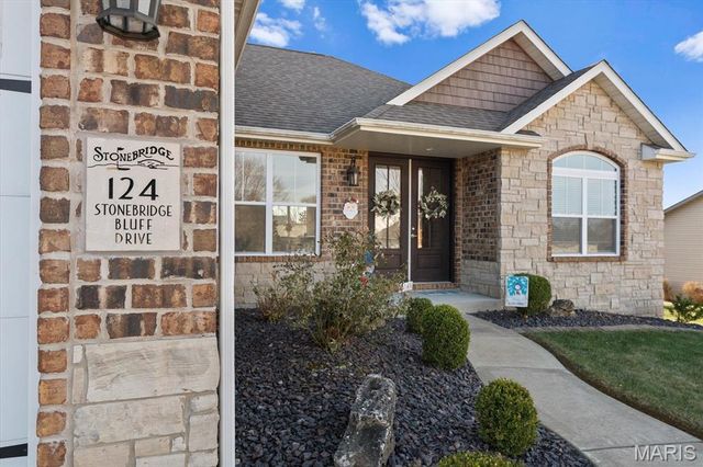 124 Stonebridge Bluff Drive, Maryville, IL 62062