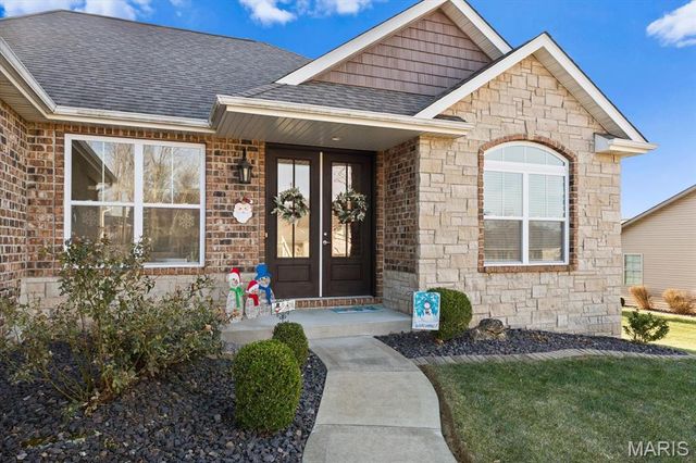 124 Stonebridge Bluff Drive, Maryville, IL 62062