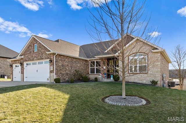 124 Stonebridge Bluff Drive, Maryville, IL 62062