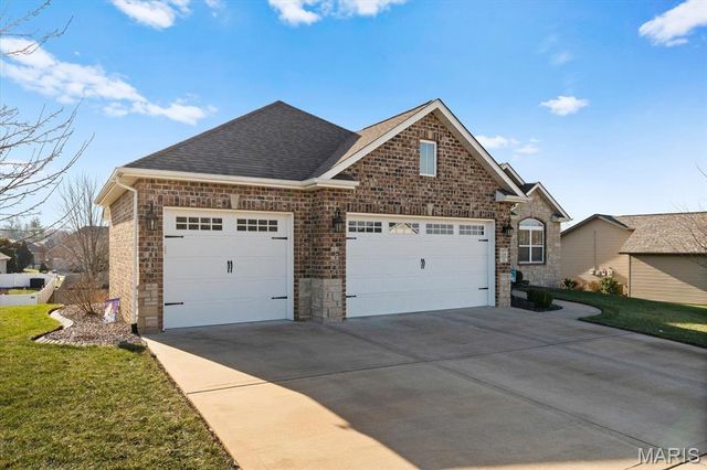 124 Stonebridge Bluff Drive, Maryville, IL 62062