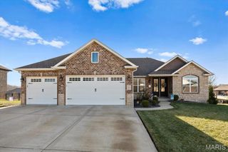 124 Stonebridge Bluff Drive, Maryville, IL 62062