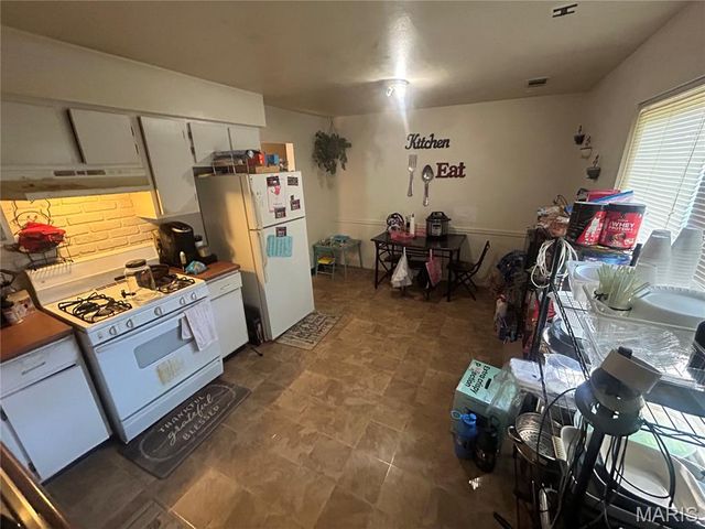 9822 Treadway Lane, St Louis, MO 63134