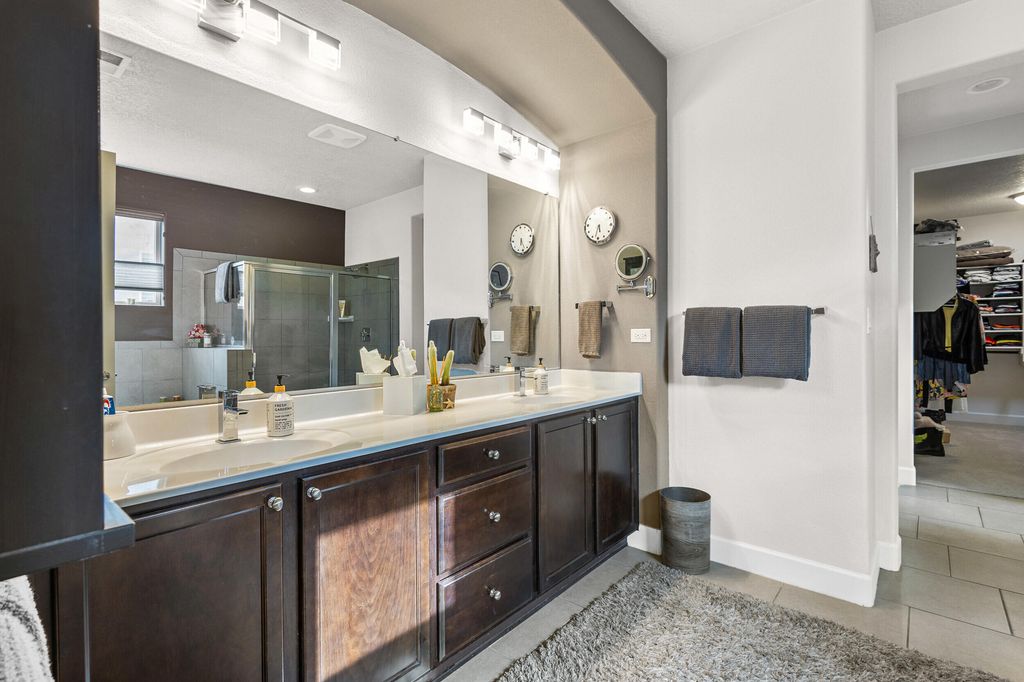 Image 16 of property listing at 8609 Chilte Pine Road NW, Albuquerque, NM 87120