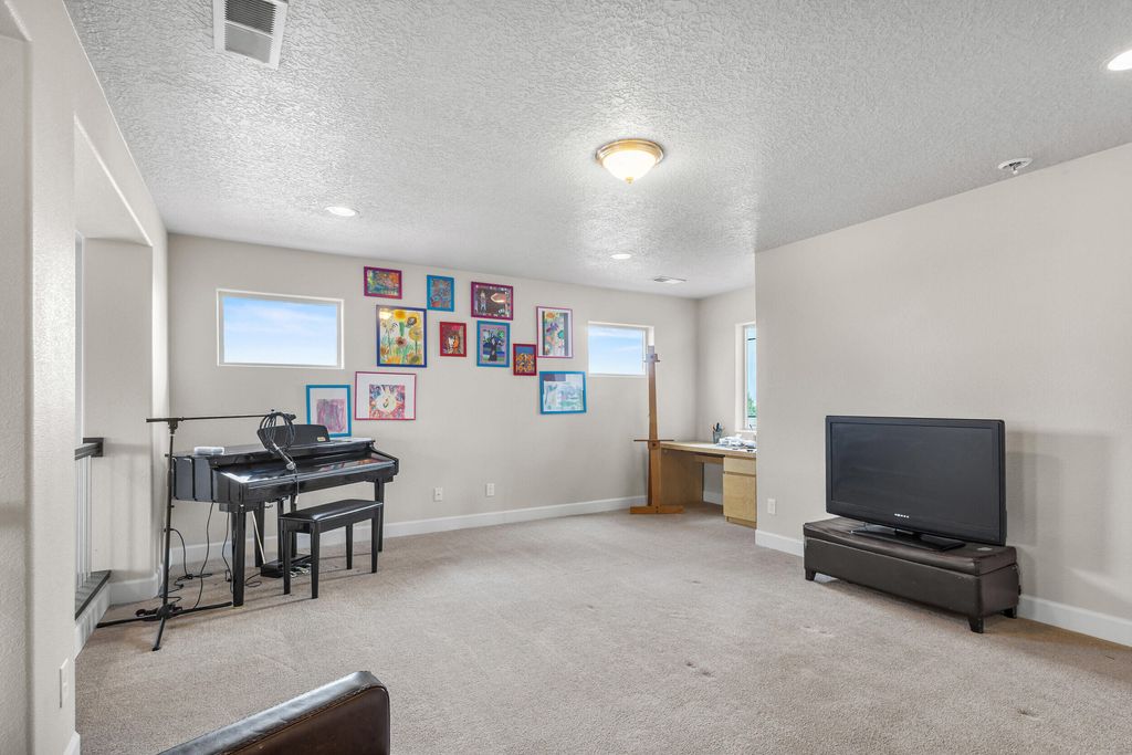 Image 24 of property listing at 8609 Chilte Pine Road NW, Albuquerque, NM 87120