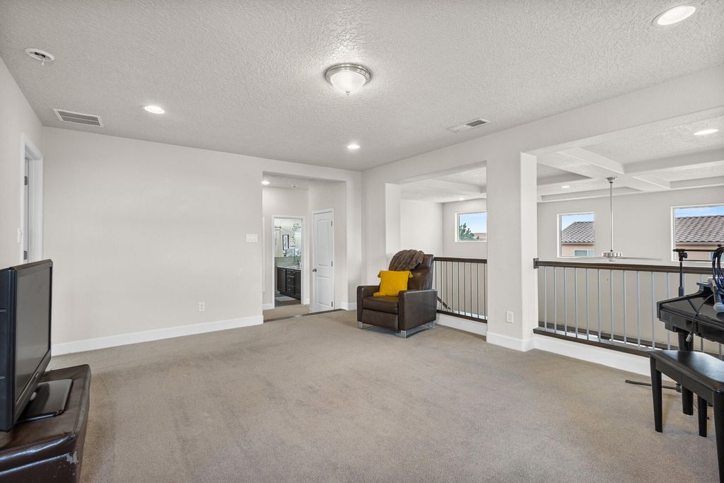 Image 25 of property listing at 8609 Chilte Pine Road NW, Albuquerque, NM 87120