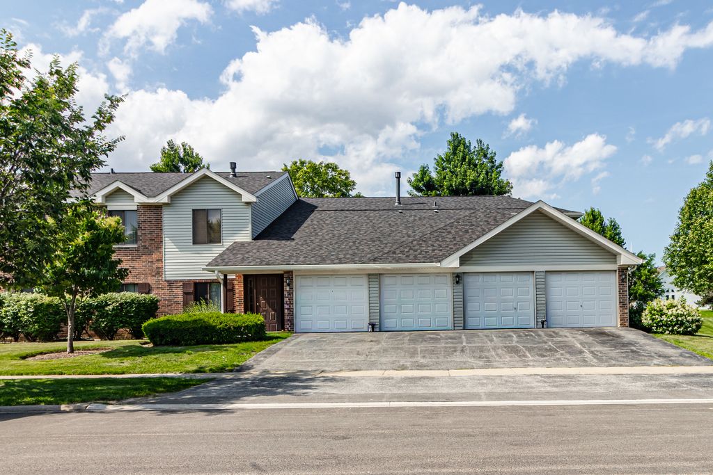 906 Cross Creek Drive A2, Roselle, IL 60172