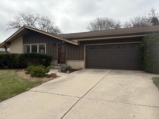 231 E Sunset DRIVE, Oak Creek, WI 53154
