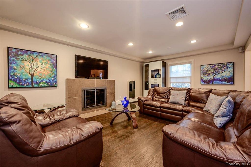 8 Curlew Place, Massapequa, NY 11758 — photo 3