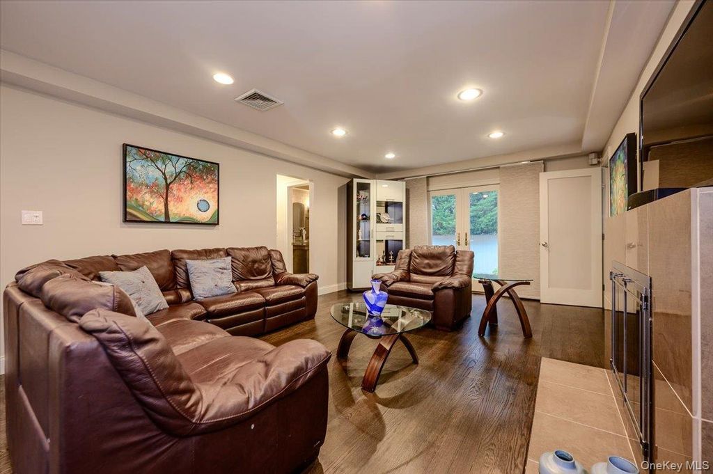 8 Curlew Place, Massapequa, NY 11758 — photo 5