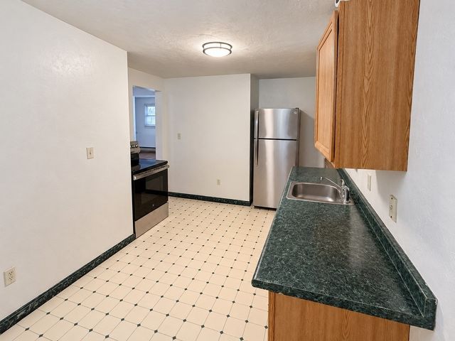 126 Turnpike St B, Canton, MA 02021