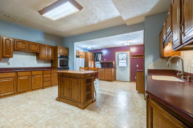 704 Smoky Hill Dr, Salina, KS 67401