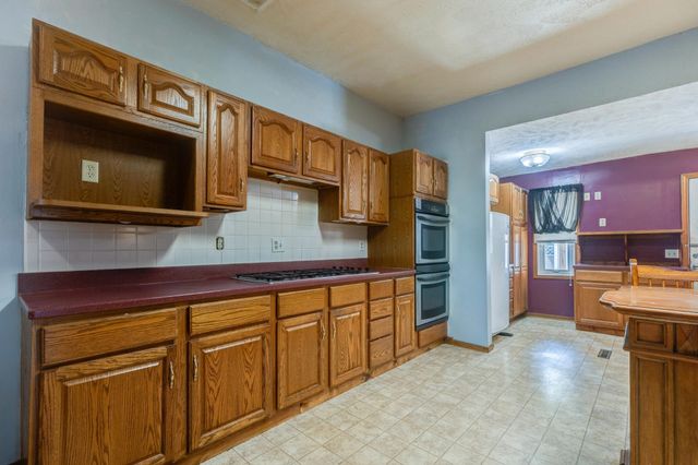 704 Smoky Hill Dr, Salina, KS 67401