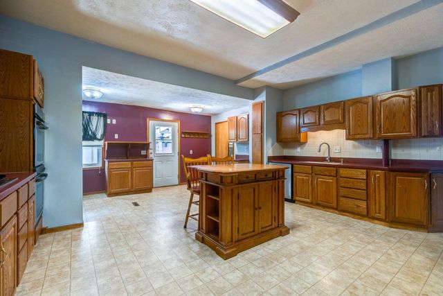 704 Smoky Hill Dr, Salina, KS 67401