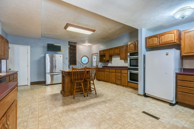 704 Smoky Hill Dr, Salina, KS 67401