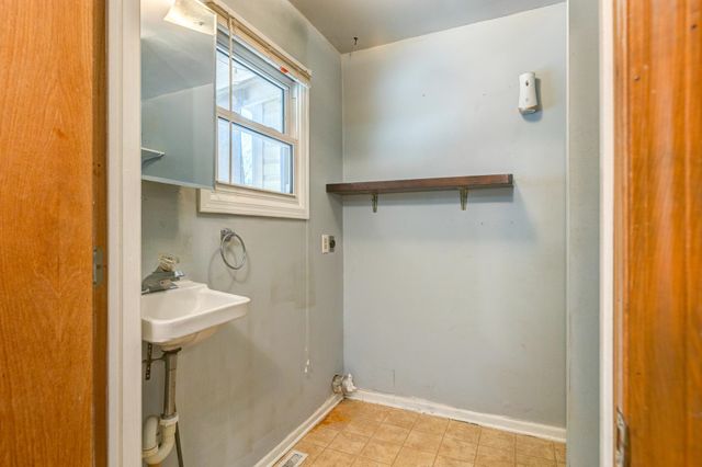 704 Smoky Hill Dr, Salina, KS 67401