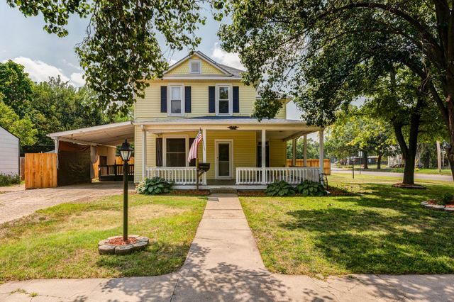 704 Smoky Hill Dr, Salina, KS 67401