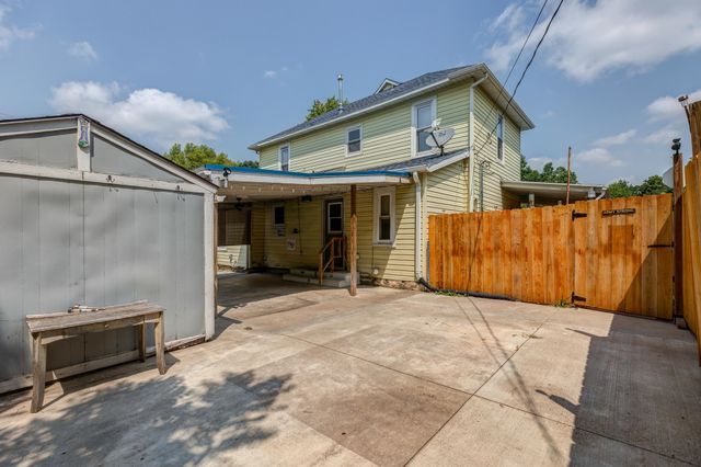 704 Smoky Hill Dr, Salina, KS 67401