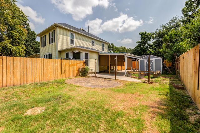 704 Smoky Hill Dr, Salina, KS 67401