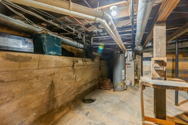 704 Smoky Hill Dr, Salina, KS 67401