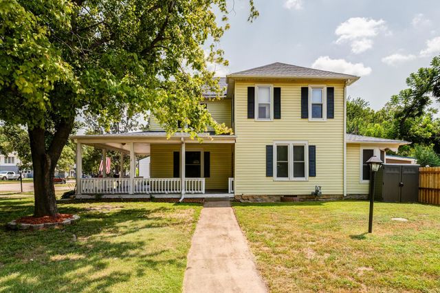 704 Smoky Hill Dr, Salina, KS 67401