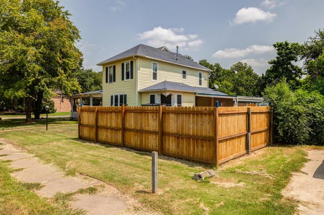 704 Smoky Hill Dr, Salina, KS 67401