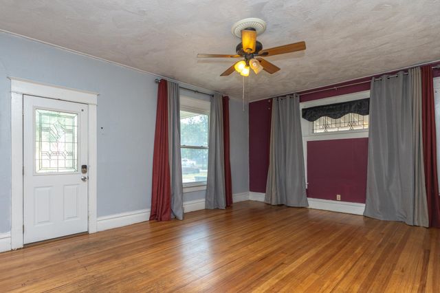 704 Smoky Hill Dr, Salina, KS 67401