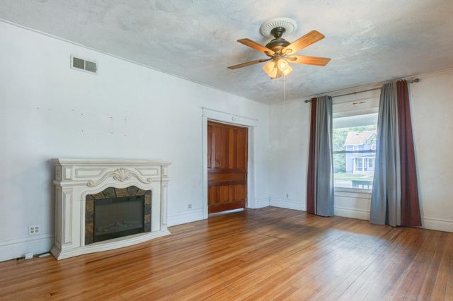 704 Smoky Hill Dr, Salina, KS 67401