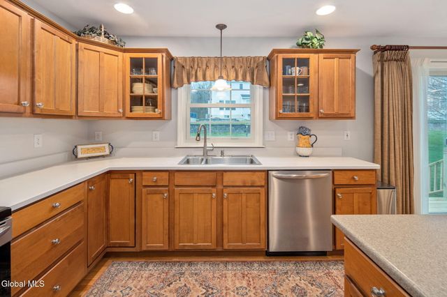 632 Maple Lane, Niskayuna, NY 12309