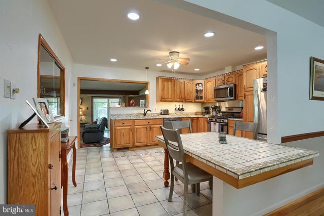 17 DULLES DR W, Camp Hill, PA 17011