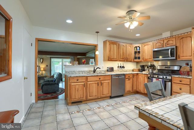 17 DULLES DR W, Camp Hill, PA 17011