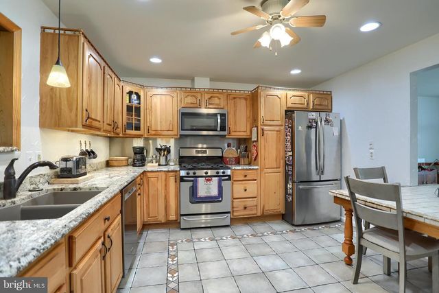 17 DULLES DR W, Camp Hill, PA 17011
