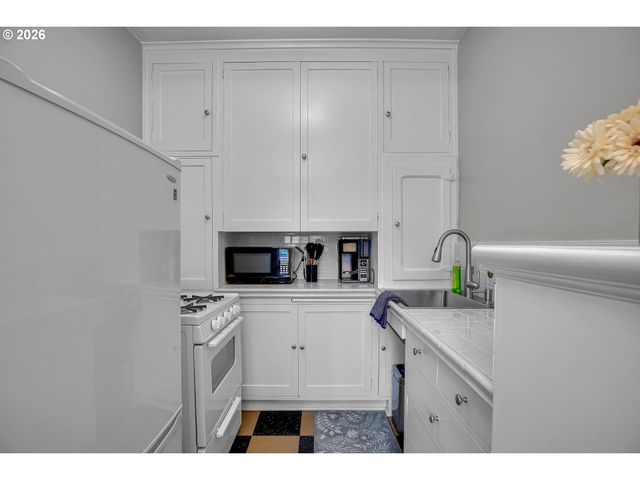 709 Sw 16TH Ave 207, Portland, OR 97205