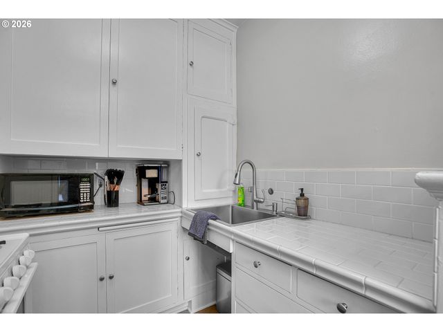 709 Sw 16TH Ave 207, Portland, OR 97205