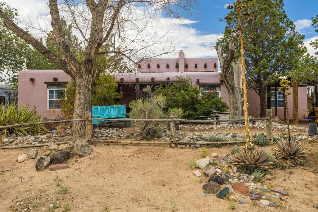 527 Mesilla Street NE, Albuquerque, NM 87108