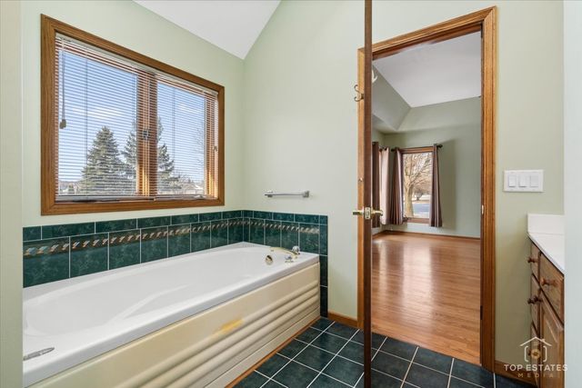 8413 St Moritz Drive, Spring Grove, IL 60081