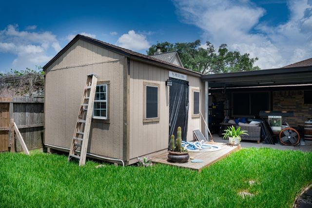 910 Wildwood Drive, Deer Park, TX 77536