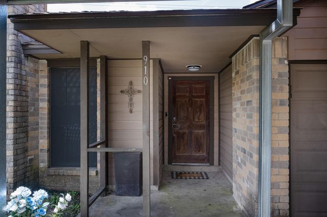 910 Wildwood Drive, Deer Park, TX 77536