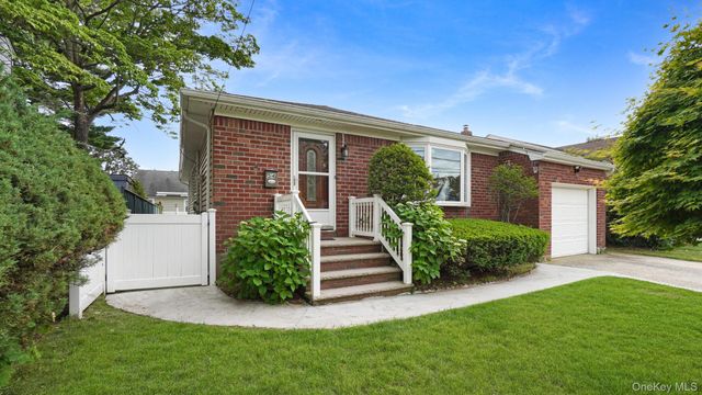 54 E Maujer Street, Valley Stream, NY 11580