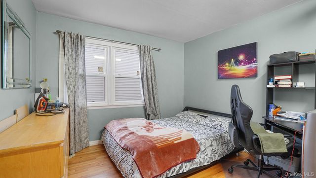 54 E Maujer Street, Valley Stream, NY 11580