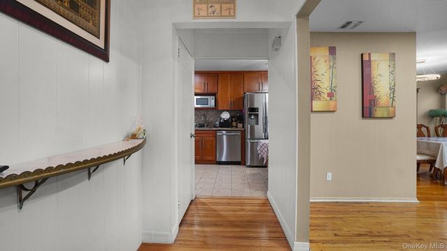54 E Maujer Street, Valley Stream, NY 11580