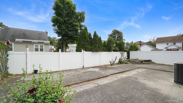 54 E Maujer Street, Valley Stream, NY 11580